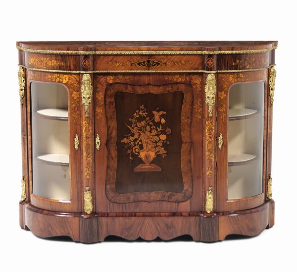 Credenza in legno lastronato ed intarsiato in varie essenze. XIX-XX secolo  - Asta Decoro in stile antico Palazzo Pugliese - Associazione Nazionale - Case d'Asta italiane