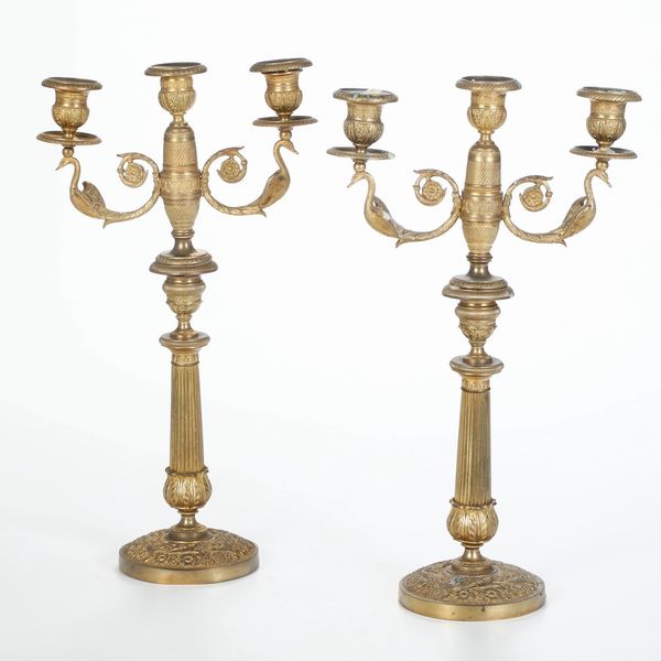 Coppia di candelabri a tre luci in bronzo dorato e cesellato. XIX-XX secolo  - Asta Antiquariato - Associazione Nazionale - Case d'Asta italiane