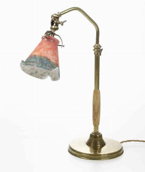 Lampada Liberty in ottone e vetro. XX secolo  - Asta Antiquariato - Associazione Nazionale - Case d'Asta italiane
