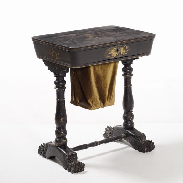 Tavolino da lavoro in legno a decoro dorato  - Asta Antiquariato - Associazione Nazionale - Case d'Asta italiane