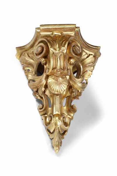 Mensola angolare in legno intagliato e dorato. XVIII secolo  - Asta Antiquariato - Associazione Nazionale - Case d'Asta italiane