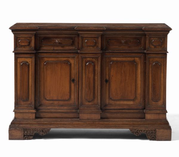 Credenza in noce con due cassetti e quattro ante di cui due a scomparsa. Italia settentrionale, in parte del XVIII secolo  - Asta Antiquariato - Associazione Nazionale - Case d'Asta italiane