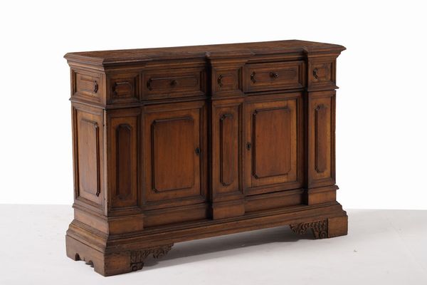 Credenza in noce con due cassetti e quattro ante di cui due a scomparsa. Italia settentrionale, in parte del XVIII secolo  - Asta Antiquariato - Associazione Nazionale - Case d'Asta italiane