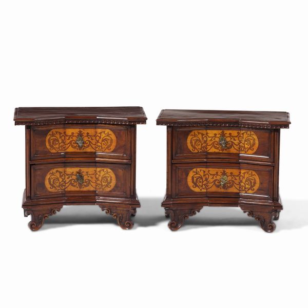 Coppia di comodini a due cassetti in legno intarsiato. XX secolo  - Asta Antiquariato - Associazione Nazionale - Case d'Asta italiane