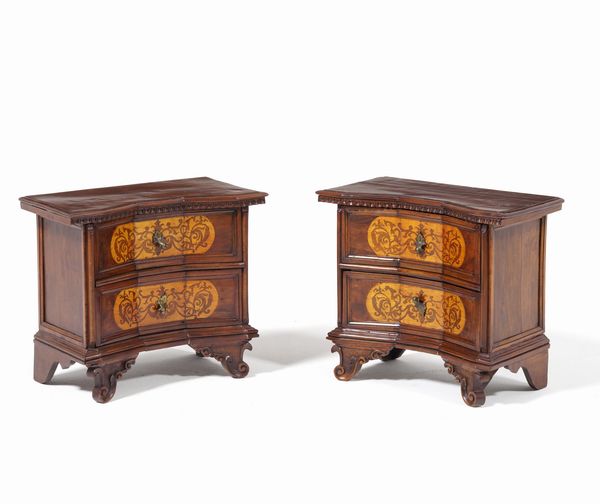 Coppia di comodini a due cassetti in legno intarsiato. XX secolo  - Asta Antiquariato - Associazione Nazionale - Case d'Asta italiane