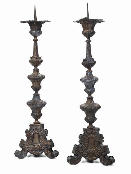 Coppia di candelieri in metallo sbalzato con struttura interna in legno. XVIII secolo  - Asta Antiquariato - Associazione Nazionale - Case d'Asta italiane