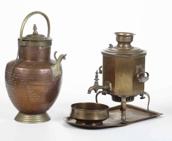 Lotto di due rami tra cui un samovar con ciotola e una brocca con beccuccio in ottone. Epoche diverse  - Asta Antiquariato - Associazione Nazionale - Case d'Asta italiane