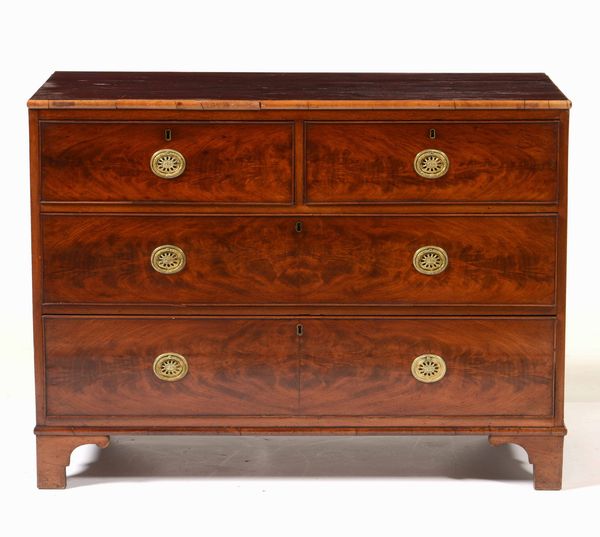 Commode lastronata in piuma di mogano. Inghilterra, XIX secolo  - Asta Antiquariato - Associazione Nazionale - Case d'Asta italiane