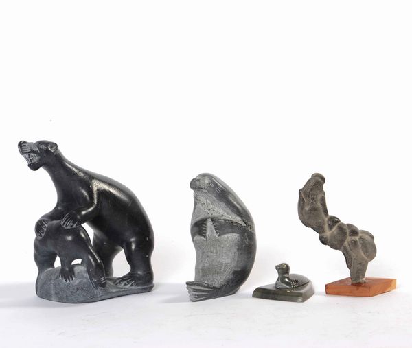 Lotto di quattro piccoli oggetti Inuit, arte eschimese  - Asta Antiquariato - Associazione Nazionale - Case d'Asta italiane