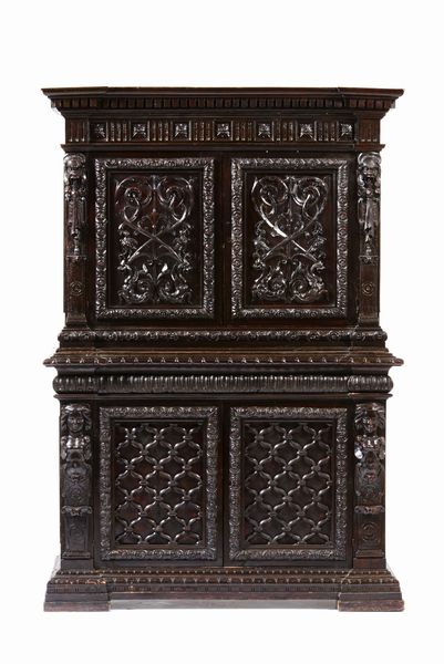 Credenza a due corpi in noce intagliato e scurito di gusto cinquecentesco. XIX-XX secolo  - Asta Antiquariato - Associazione Nazionale - Case d'Asta italiane