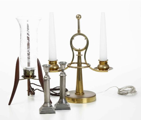 Coppia di lampade da tavolo e coppia di candelieri in metallo XX secolo  - Asta Antiquariato - Associazione Nazionale - Case d'Asta italiane