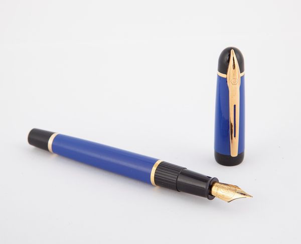 Waterman - Penna stilografica in resina blu con particolari dorati  - Asta Penne e Accessori da Scrivania - Associazione Nazionale - Case d'Asta italiane