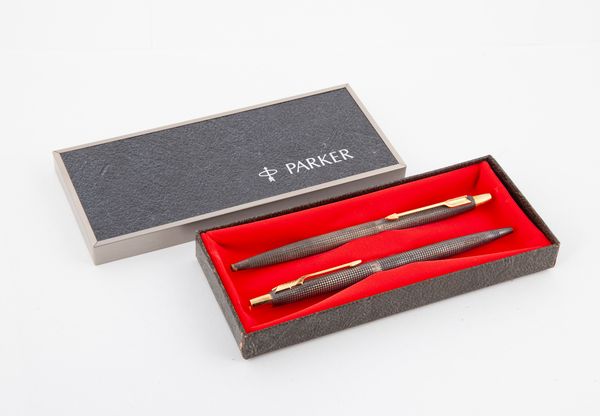 Parker 75 Cisel - Coppia di penne a sfera in argento sterling 925/000 con particolari in metallo dorato  - Asta Penne e Accessori da Scrivania - Associazione Nazionale - Case d'Asta italiane