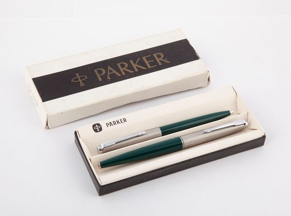 Parker 75 - Penna stilografica e penna a sfera in acciaio satinato e resina verde  - Asta Penne e Accessori da Scrivania - Associazione Nazionale - Case d'Asta italiane