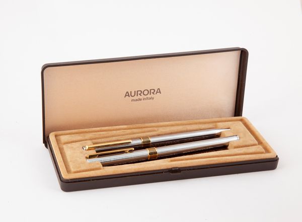 Aurora Marco Polo - Set Penna stilografica e penna a sfera in acciaio con particolari dorati  - Asta Penne e Accessori da Scrivania - Associazione Nazionale - Case d'Asta italiane