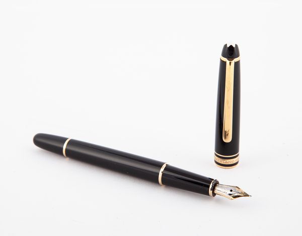 Montblanc Meisterstuck - Penna stilografica in resina nera con finiture dorate  - Asta Penne e Accessori da Scrivania - Associazione Nazionale - Case d'Asta italiane