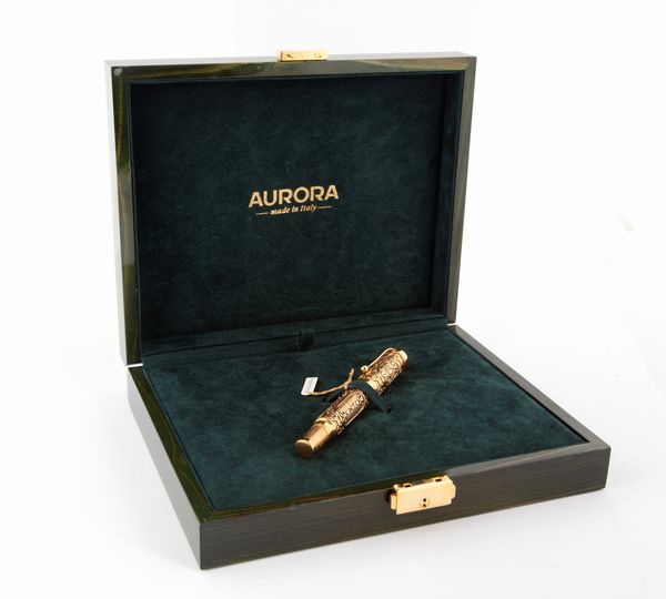 Aurora Benvenuto Cellini - Penna stilografica cesellata in oro giallo massiccio 18 Kt con smeraldo cabochon sul cappuccio  - Asta Penne e Accessori da Scrivania - Associazione Nazionale - Case d'Asta italiane