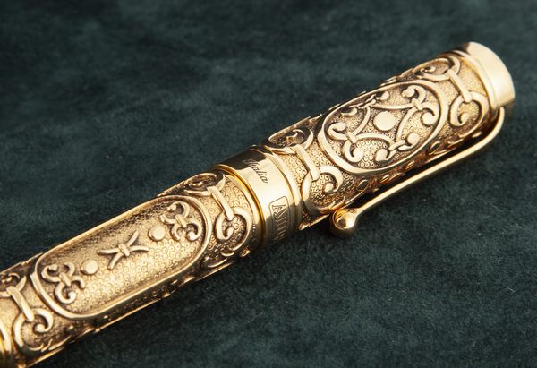 Aurora Benvenuto Cellini - Penna stilografica cesellata in oro giallo massiccio 18 Kt con smeraldo cabochon sul cappuccio  - Asta Penne e Accessori da Scrivania - Associazione Nazionale - Case d'Asta italiane