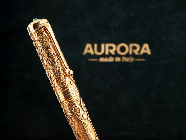 Aurora Benvenuto Cellini - Penna stilografica cesellata in oro giallo massiccio 18 Kt con smeraldo cabochon sul cappuccio  - Asta Penne e Accessori da Scrivania - Associazione Nazionale - Case d'Asta italiane