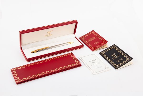 Cartier Stylos - Penna a sfera in titanio e metallo placcato in oro giallo con nodi placcati in oro a pi colori  - Asta Penne e Accessori da Scrivania - Associazione Nazionale - Case d'Asta italiane