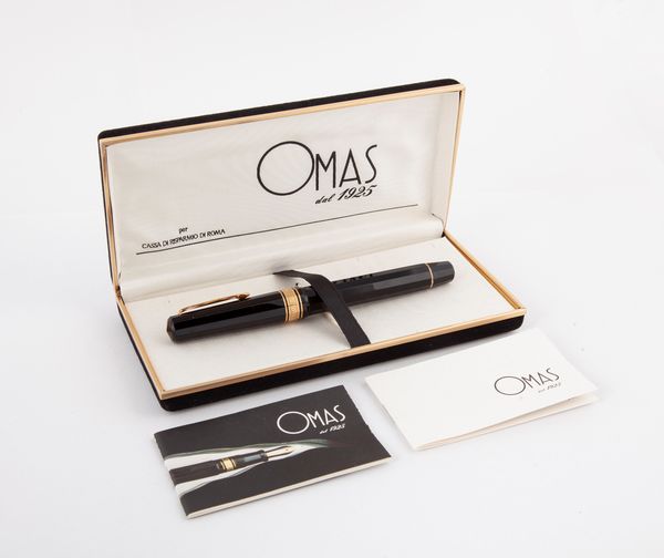 Omas 1930 Gentleman - Penna stilografica a pistone in celluloide nera con particolari in metallo placcato in oro giallo  - Asta Penne e Accessori da Scrivania - Associazione Nazionale - Case d'Asta italiane