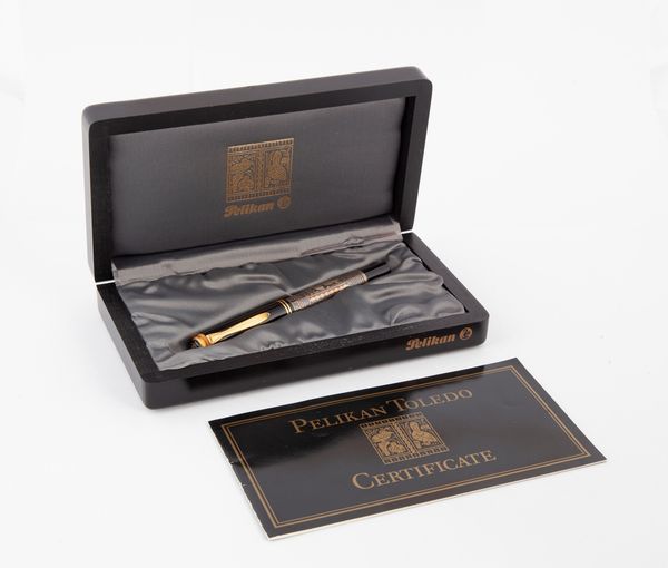 Pelikan Toledo M 700 - Penna stilografica a pistone in resina con fascia incisa e cesellata a mano in argento Sterling 925/000 con particolari placcati in oro 24 Kt. Firmata e numerata a mano dal maestro incisore 3/N57  - Asta Penne e Accessori da Scrivania - Associazione Nazionale - Case d'Asta italiane