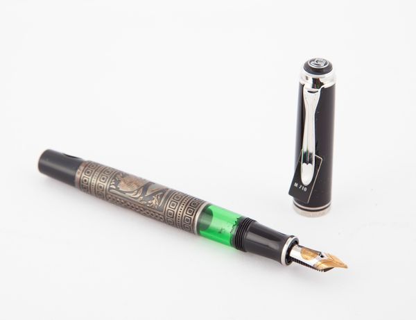 Pelikan M 710 Toledo - Penna stilografica a pistone in resina con fascia incisa e cesellata a mano in argento Sterling 925/000. Firmata e numerata a mano dal maestro incisore A5/07 JB  - Asta Penne e Accessori da Scrivania - Associazione Nazionale - Case d'Asta italiane