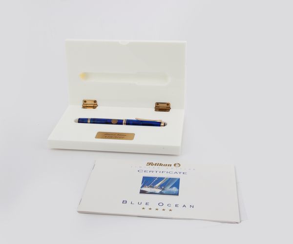 Pelikan Blue Ocean - penna stilografica in resina blu e dettagli dorati  - Asta Penne e Accessori da Scrivania - Associazione Nazionale - Case d'Asta italiane