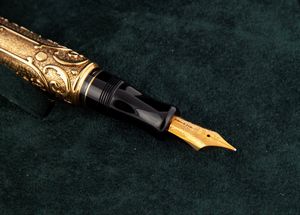 Aurora Benvenuto Cellini - Penna stilografica cesellata in oro giallo massiccio 18 Kt con smeraldo cabochon sul cappuccio  - Asta Penne e Accessori da Scrivania - Associazione Nazionale - Case d'Asta italiane