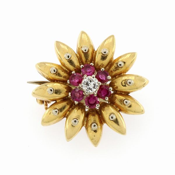 Spilla fiore in oro giallo 18kt, diamante taglio brillante e rubini  - Asta Gioielli Orologi Fashion Vintage I Web Only - Associazione Nazionale - Case d'Asta italiane