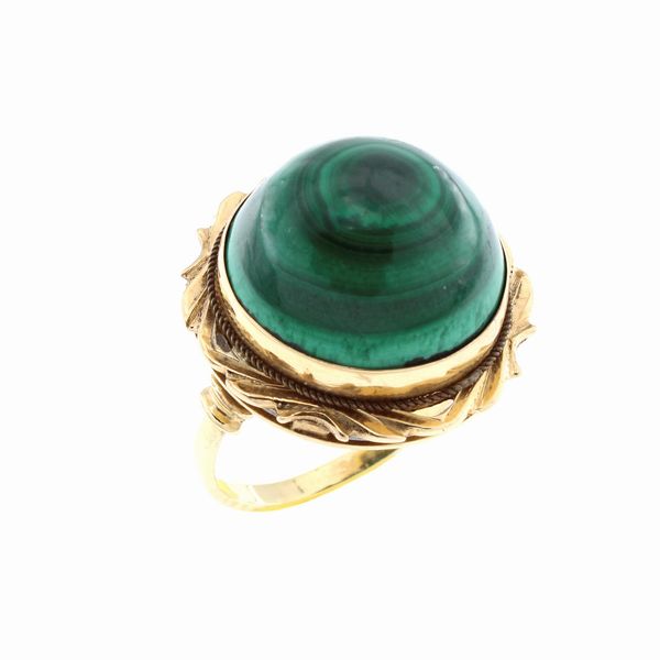 Antico anello in oro giallo 18kt e malachite taglio cabochon  - Asta Gioielli Orologi Fashion Vintage I Web Only - Associazione Nazionale - Case d'Asta italiane