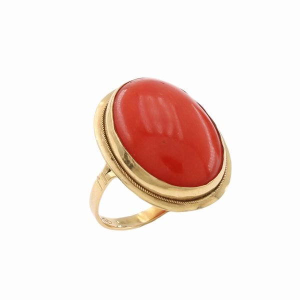 Anello in oro giallo 18kt con corallo rosso  - Asta Gioielli Orologi Fashion Vintage I Web Only - Associazione Nazionale - Case d'Asta italiane