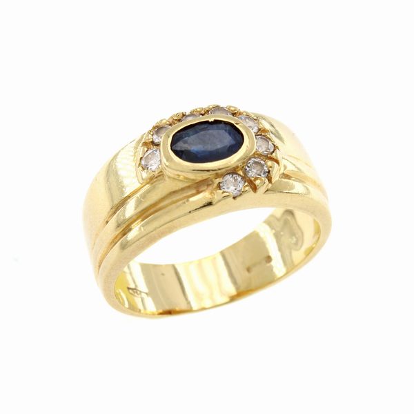 Anello in oro giallo 18kt, zaffiro ovale e diamanti  - Asta Gioielli Orologi Fashion Vintage I Web Only - Associazione Nazionale - Case d'Asta italiane