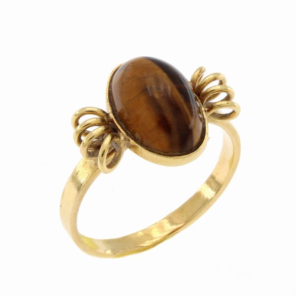 Anello in oro giallo 9kt ed occhio di tigre  - Asta Gioielli Orologi Fashion Vintage I Web Only - Associazione Nazionale - Case d'Asta italiane