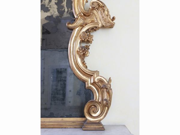 Grande caminiera con cornice in legno intagliato e dorato  - Asta L'arte di arredare - Associazione Nazionale - Case d'Asta italiane