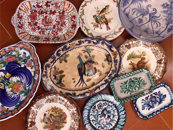 Dieci piatti decorativi in terraglia, porcellana e ceramica  - Asta L'arte di arredare - Associazione Nazionale - Case d'Asta italiane