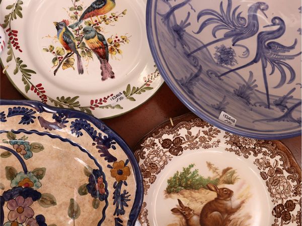 Dieci piatti decorativi in terraglia, porcellana e ceramica  - Asta L'arte di arredare - Associazione Nazionale - Case d'Asta italiane