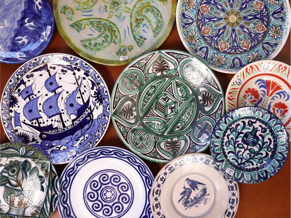 Dieci piatti decorativi in terraglia, porcellana e ceramica  - Asta L'arte di arredare - Associazione Nazionale - Case d'Asta italiane