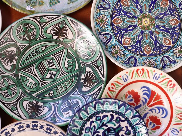 Dieci piatti decorativi in terraglia, porcellana e ceramica  - Asta L'arte di arredare - Associazione Nazionale - Case d'Asta italiane