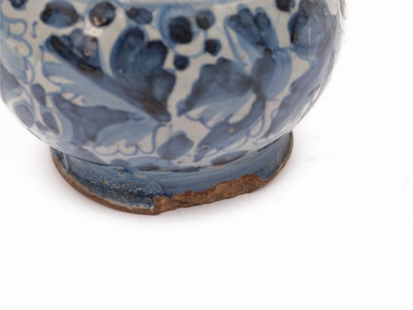 Coppia di albarelli in maiolica  - Asta L'arte di arredare - Associazione Nazionale - Case d'Asta italiane