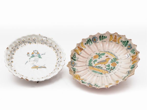 Due crespine in maiolica  - Asta L'arte di arredare - Associazione Nazionale - Case d'Asta italiane