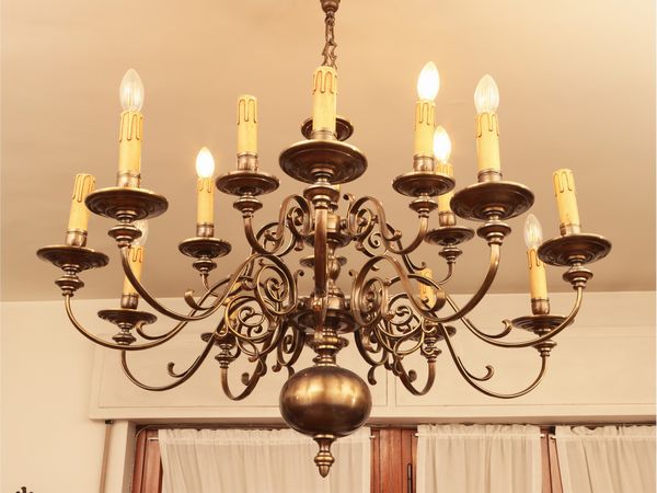 Lampadario in metallo di gusto fiammingo  - Asta L'arte di arredare - Associazione Nazionale - Case d'Asta italiane