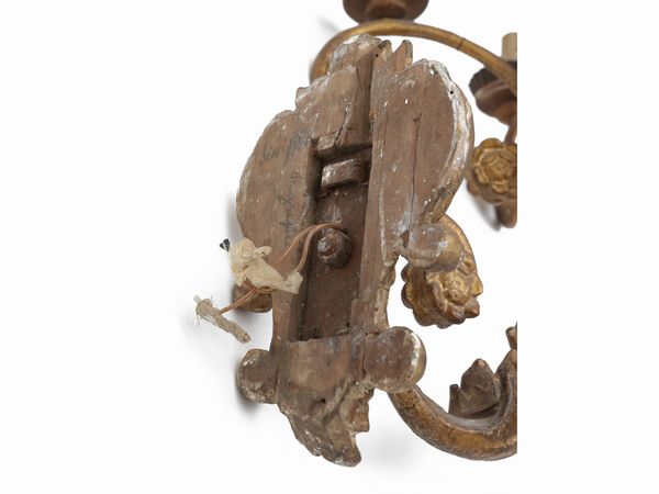 Coppia di applique in in legno intagliato e dorato e metallo  - Asta L'arte di arredare - Associazione Nazionale - Case d'Asta italiane