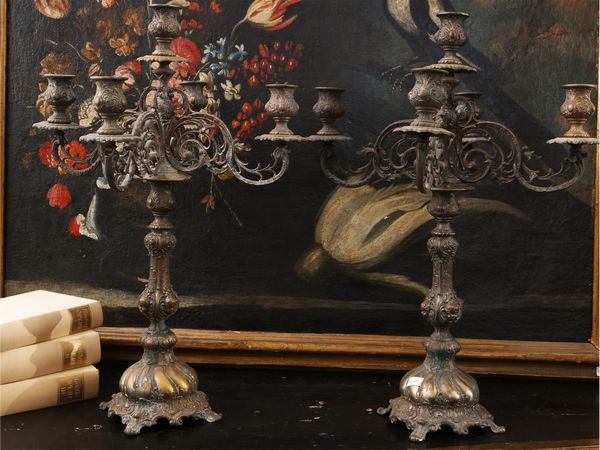 Coppia di grandi candelabri in metallo patinato  - Asta L'arte di arredare - Associazione Nazionale - Case d'Asta italiane