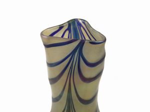 Vaso a bulbo in vetro soffiato iridescente  - Asta L'arte di arredare - Associazione Nazionale - Case d'Asta italiane