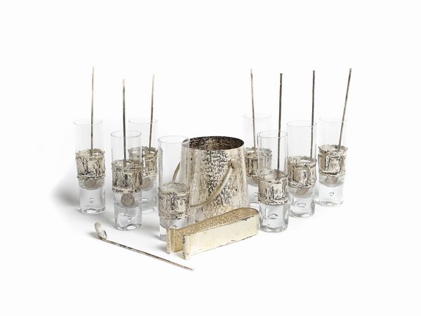 MASTRO 7 : Servizio da cocktail composto da otto bicchieri con cucchiaini e un cestello per il ghiaccio  - Asta Asta 443 | DESIGN E ARTI DECORATIVE DEL NOVECENTO Online - Associazione Nazionale - Case d'Asta italiane