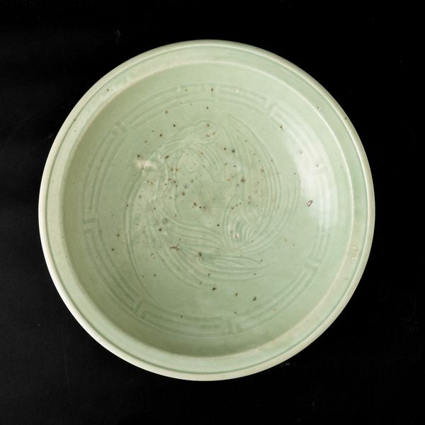 Piatto in porcellana Longquan color Celadon con decori vegetali incisi, Cina, Dinastia Ming, XVI secolo  - Asta Arte orientale  - Associazione Nazionale - Case d'Asta italiane