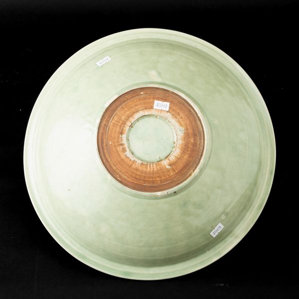 Piatto in porcellana Longquan color Celadon con decori vegetali incisi, Cina, Dinastia Ming, XVI secolo  - Asta Arte orientale  - Associazione Nazionale - Case d'Asta italiane