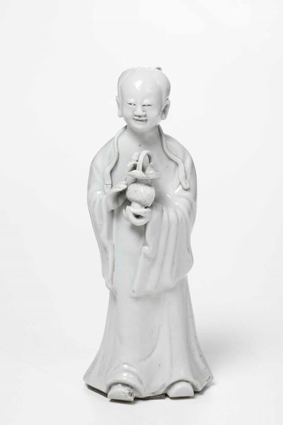 Figura in porcellana Blanc de Chine raffigurante saggio con cesto, Cina, Dinastia Qing, XIX secolo  - Asta Arte orientale  - Associazione Nazionale - Case d'Asta italiane