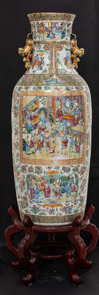 Grande vaso in porcellana a decoro di scene di vita comune, Famiglia Rosa, Canton, Cina, Dinastia Qing, ultimo quarto XIX secolo  - Asta Arte orientale  - Associazione Nazionale - Case d'Asta italiane